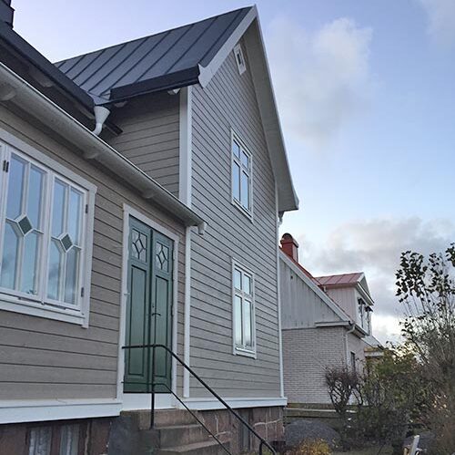 Fasad på grått hus