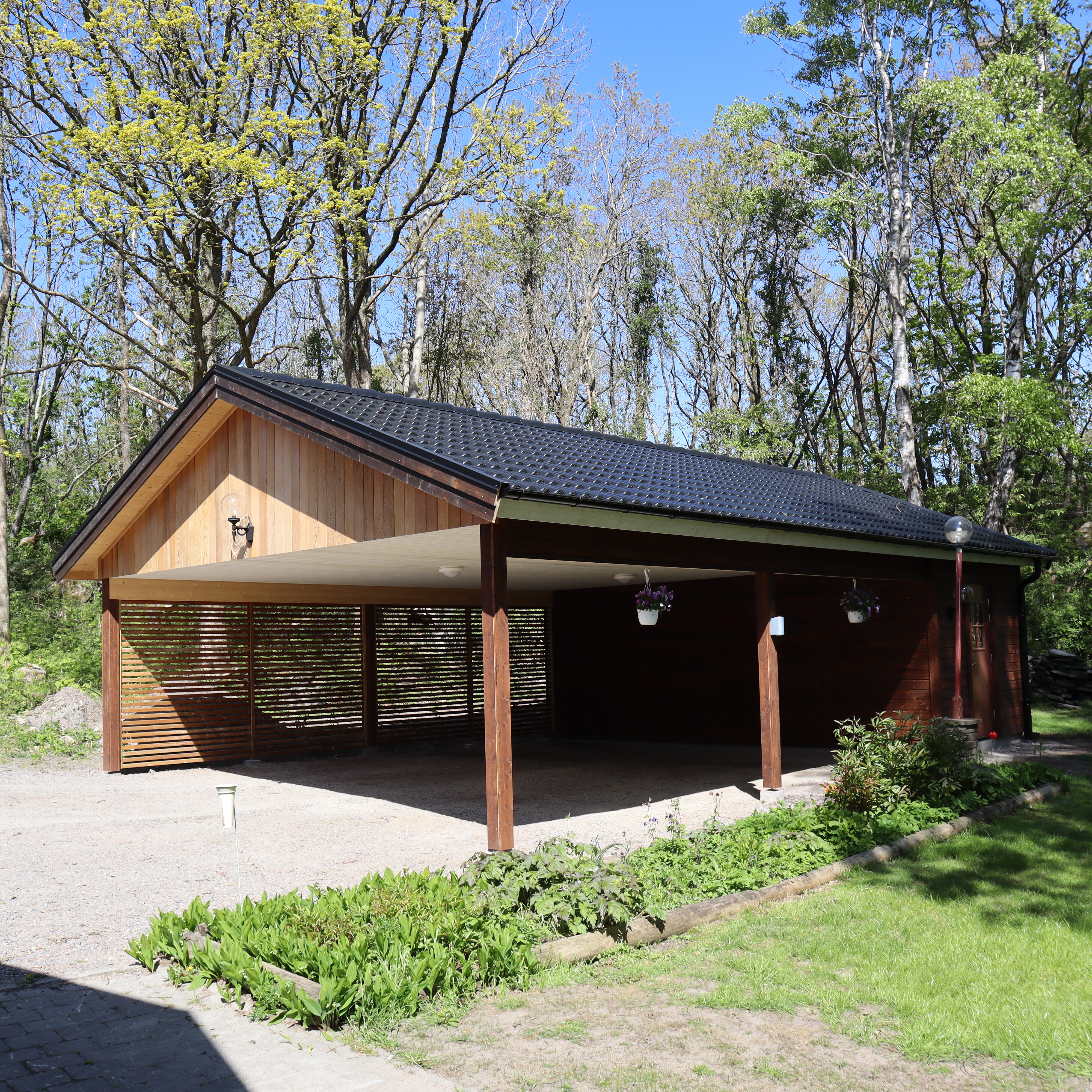Carport i ljusbrunt trä