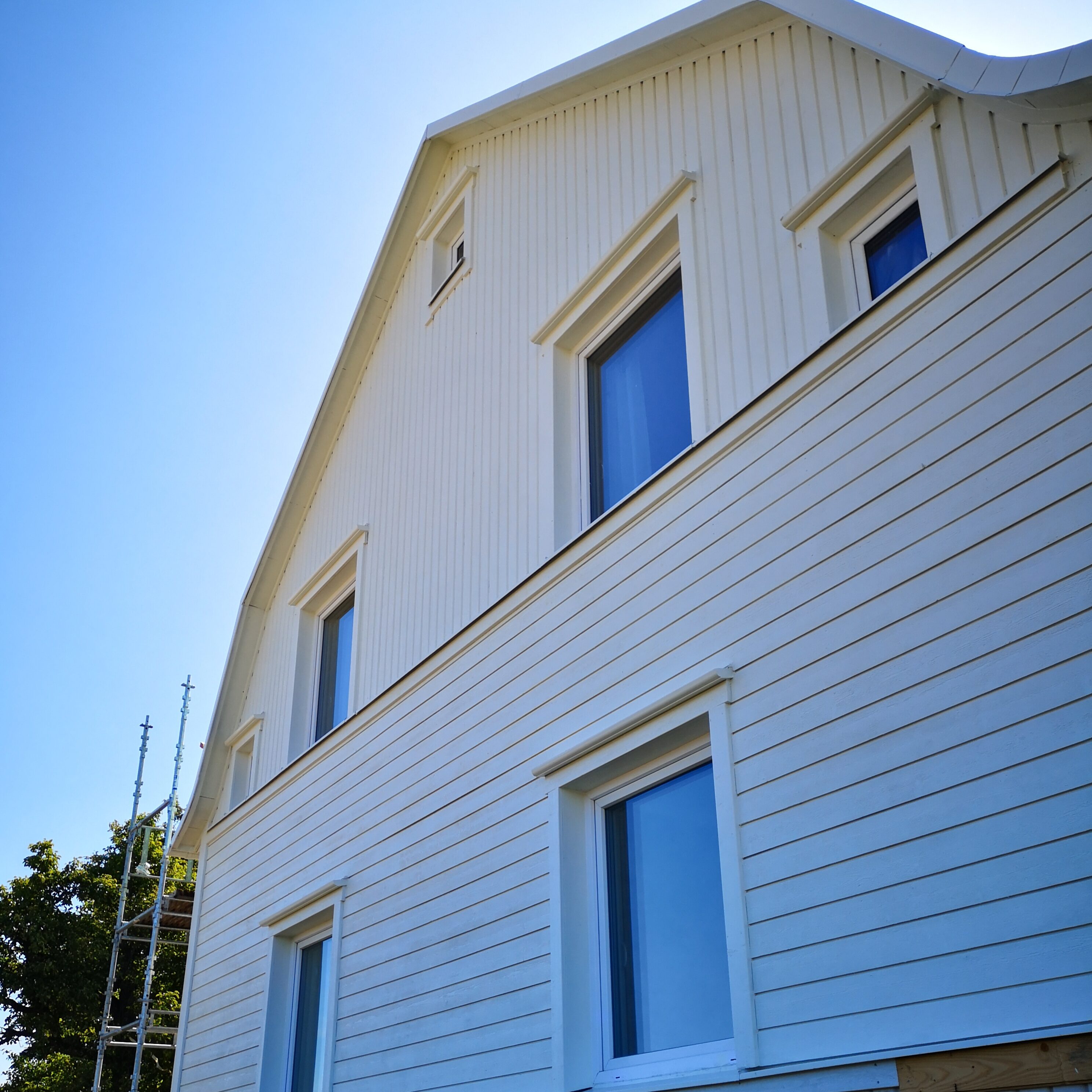 Hus med vit fasad